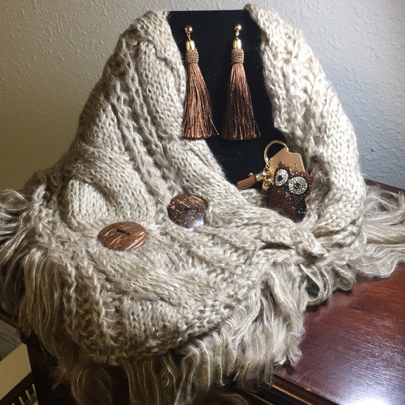 Fringe Infinity scarf, earrings and keychain - Picture 1 of 4